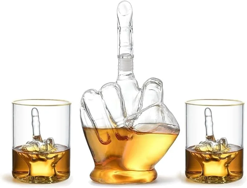 Marke: RUGLUSH Mittelfinger Whiskey Dekanter - Whiskey Dekanter Set mit Schnapsgläsern und Metalltrichter - Lustiges Wein-Geschenkset für jemanden, den Sie lieben - Mittelfinger Geschenke Lustig für Männer und — Wein und Festtafel
