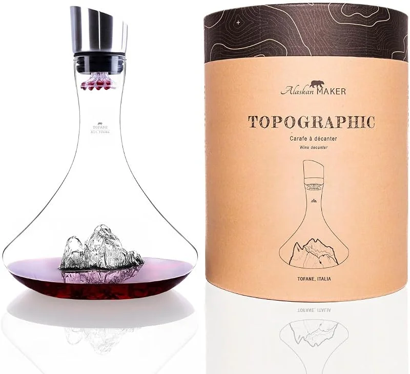 Marke: Alaskan MAKER Weindekanter 1, 8 L, Premium Borosilikat mundgeblasen mit geprägten Bergen, 3 in 1 Stopper (Filter, Belüfter und Ausgießer) (Tofane) — Wein und Festtafel