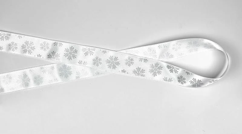 Besuche den Creativery-Store 20m Rolle Satinband 25mm Schneeflocken, Schleifenband Weihnachten Dekoband Geschenkband Weihnachtsband (weiß 029, silber) — Geschenkverpackung