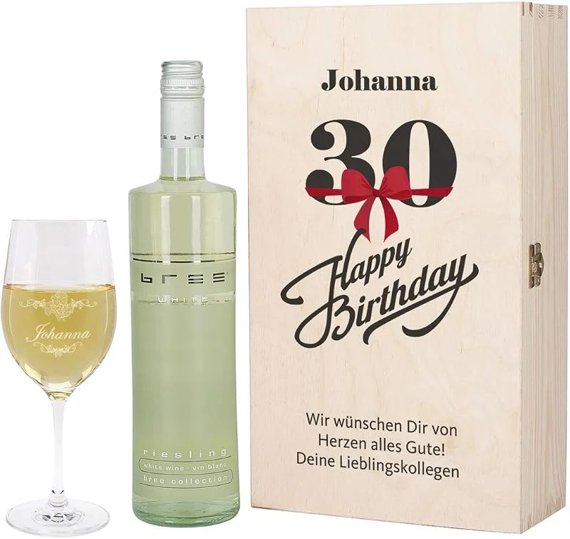 Besuche den Herz & Heim-Store Herz & Heim® Bree Wein-Geschenk mit graviertem Weinglas und Bree Wein zur Auswahl in Präsentbox zum 30. Geburtstag Weiß — Wein und Festtafel