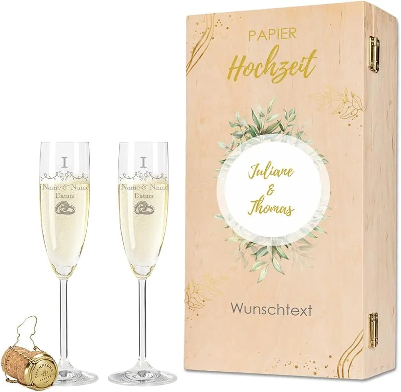 Besuche den GRAVURZEILE-Store GRAVURZEILE Sektgläser mit Gravur - Papierhochzeit Design - Personalisiert mit Namen & Datum inkl. Holzkiste - Geschenk zur Hochzeit Verlobung Jahrestag — Wein und Festtafel