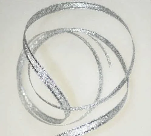 Besuche den Creativery-Store Creativery 91m Rolle Brokatband 3mm, Lurexband Weihnachtsband Schleifenband Dekoband Geschenkband Band Deko Weihnachten (Silber) — Geschenkverpackung