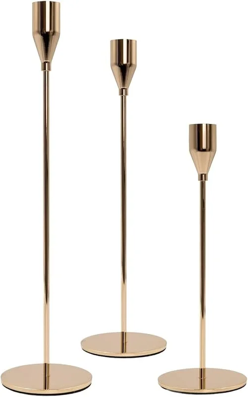 Besuche den INTIRILIFE-Store Intirilife Kerzenständer 3 Set in Roségold Metall in Unterschiedlicher Größe- Kerzenhalter für Stabkerzen Hoch Kerze Stand 33, 28, 23cm Vintage Kerzen Ständer für Abendessen bei Kerzenlicht Dekoration — Kerzenlicht Abendessen