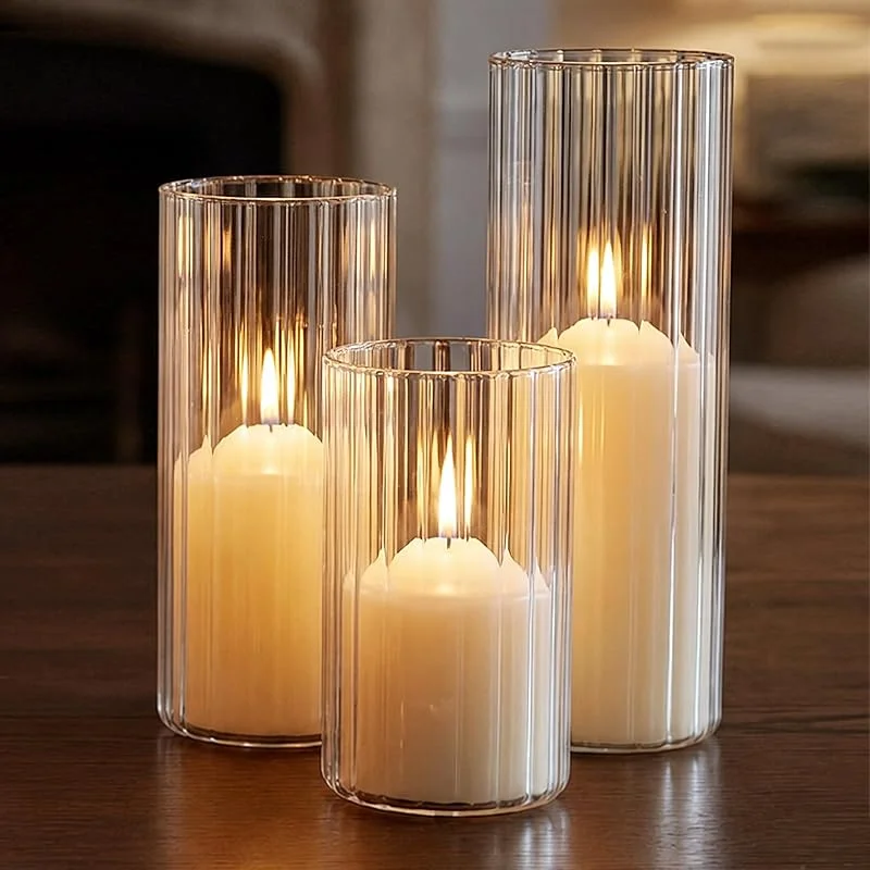 Marke: Ferrochef Glasvasen in Zylinderform mit 3 geruchlosen weißen hohen Stumpenkerzen, gerippt, Hurricane-Glas-Kerzenhalter, Stumpenkerzen für Hochzeit, Tisch, Party, Heimdekoration, Tafelaufsätze, Vasen — Kerzenlicht Abendessen