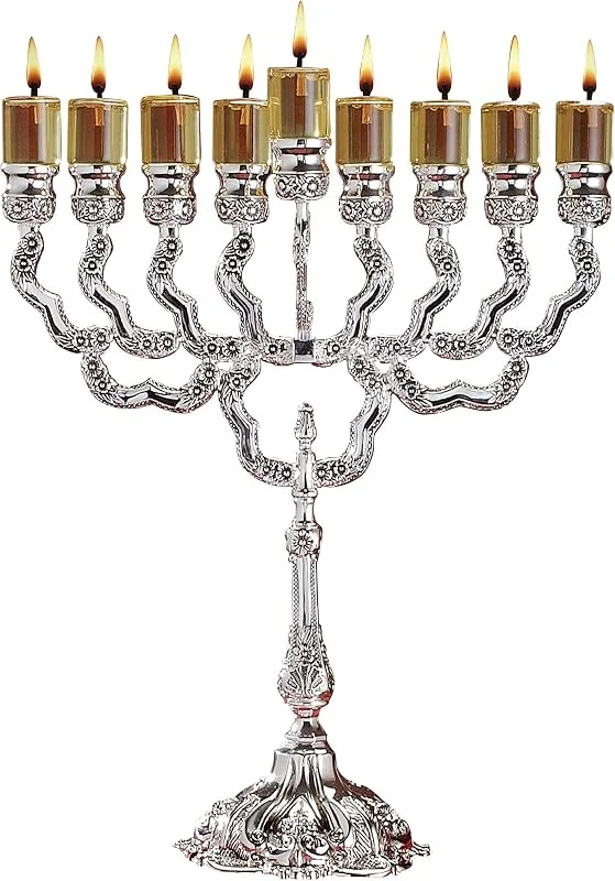 Marke: Ner Mitzvah Versilberte Chanukka Menora für Öl - Passend für Standard Chanukka Ölbecher und Große Kerzen - 30 cm Hoch - Olivenzweige — Kerzenlicht Abendessen