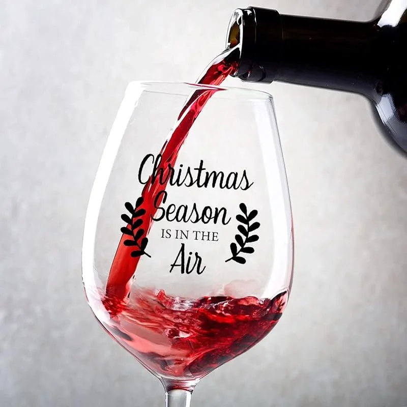 Marke: Rimego Rotweingläser, 2er-Set, Weihnachtszeit ist in der Luft, Rotweingläser, 325 ml, für Paare, Jahrestag, Hochzeit, Geschenk, personalisierte Weingeschenke für Frauen und Männer — Wein und Festtafel
