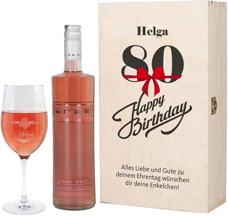 Besuche den Herz & Heim-Store Herz & Heim® Bree Weingeschenk zum 80. Geburtstag mit graviertem Weinglas und Bree Wein zur Auswahl in Weinkiste mit Aufdruck Rosé — Wein und Festtafel