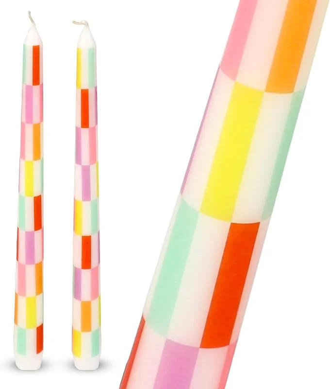 Besuche den Talking Tables-Store Talking Tables 2x Bunte Karierte Konische Dinner-Kerzen aus Wachs – Tischdekoration, Sommerdeko, Geruchlos, 5h Brenndauer, 23cm — Kerzenlicht Abendessen