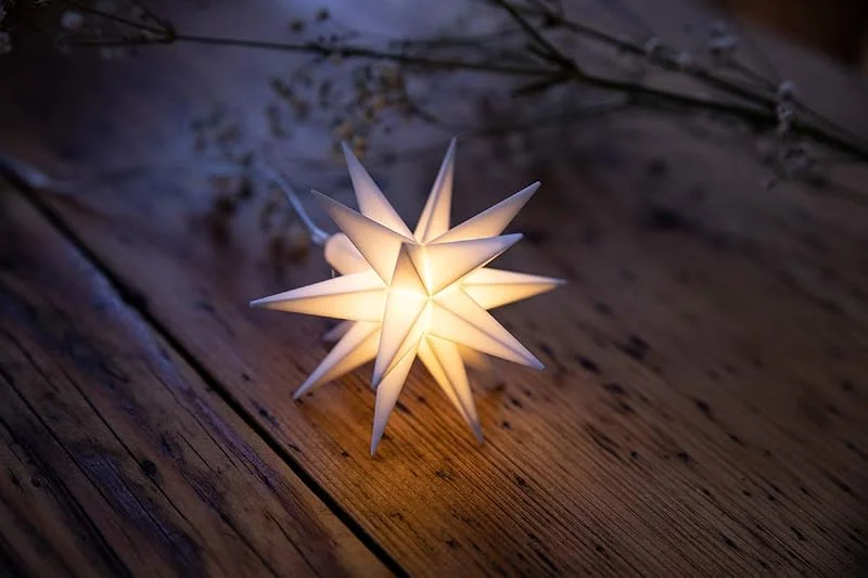 Besuche den Novaliv-Store Novaliv Weihnachtsstern LED Dekostern Klein 8cm Weiss mit Batteriefach für 3 AA Batterien 6h Timerfunktion (1, 5m Kabel) Innenraum DEKO 3D Stern 18 Zackig Leuchtstern LED Weihnachtsstern beleuchtet — Weihnachtsdeko