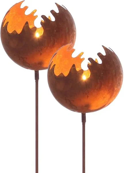 Besuche den Spetebo-Store Spetebo Metall Gartenstecker Naturrost Feuerball - 2er Set, klein - Rost Windlicht mit Erdspieß 77 x 11 cm - Garten Deko Kerzen Halter Feuerkugel — Kerzenlicht Abendessen