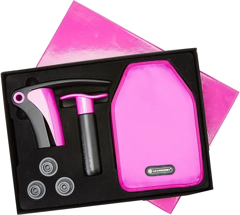 Le Creuset, Geschenkset GS-139, Wein-Accessoires, Violett, Kunststoff, Inkl. Korkenzieher, Aktiv-Weinkühler und Weinpumpe mit 3 Verschlüssen, Attraktive Geschenkverpackung — Wein und Festtafel