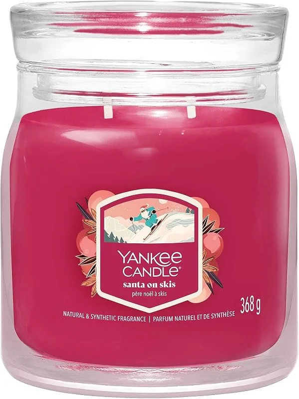 Besuche den Yankee Candle-Store Yankee Candle, Medium Signature Santa on Skis — Kerzenlicht Abendessen