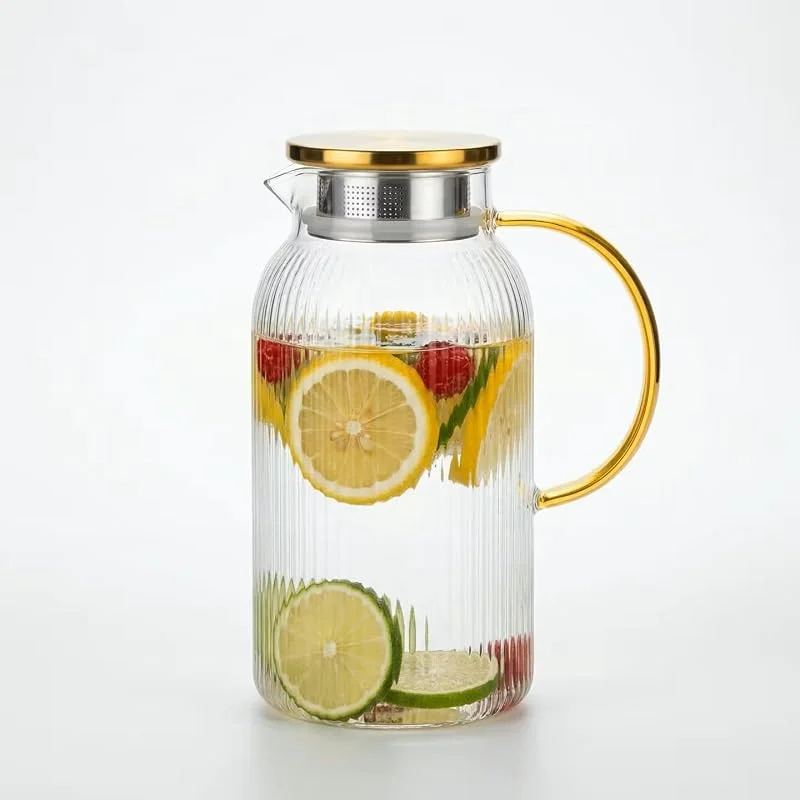 Marke: Generisch Elegante Glas Karaffe mit Golddeckel und Edelstahlfilter-Modernes Design für stilvolle Getränke - 2 Liter — Wein und Festtafel