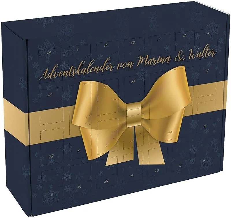 Besuche den Herz & Heim-Store Herz & Heim® Adventskalender zum Befüllen mit großer Schleife als Motiv personalisiert mit Ihrem Wunschtext Blau — Advent und Tisch
