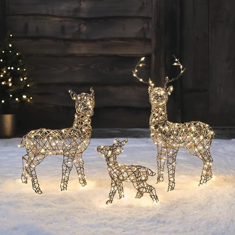 Besuche den Lights4fun-Store Lights4fun 3er Set Studley LED Rattan Hirsch Familie Rentier Figur Timer Weihnachtsbeleuchtung Außen und Innen Weihnachtsfigur Rentier Balkon Deko