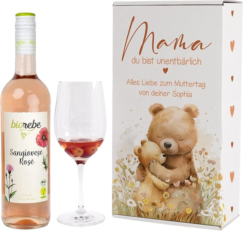 Besuche den Herz & Heim-Store Herz & Heim® Geschenkset zum Muttertag mit graviertem Weinglas, Weinflasche und Geschenkbox -Mama Du bist unentbärlich-, personalisiert (Rosé) — Geschenkverpackung