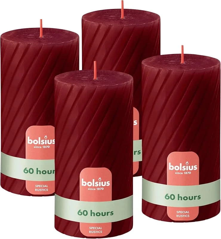 Besuche den bolsius-Store Bolsius Rustikale Stumpenkerzen – Geriffelt – Rot – 4er Set – 13 cm – Dekorative Haushaltskerzen – Mit natürlichem Pflanzenwachs – Ohne Palmöl — Advent und Tisch
