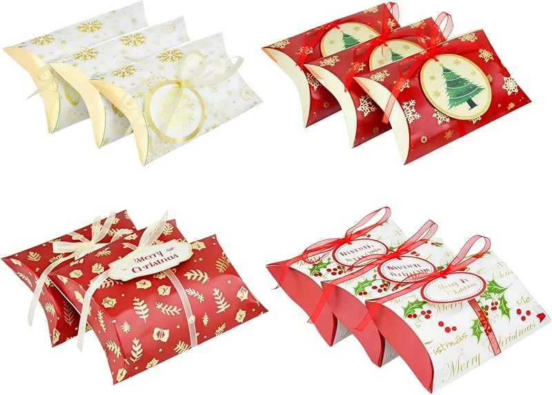 Besuche den emartbuy-Store Emartbuy Set mit 96 weihnachtlichen Kissenschachteln mit Etiketten und Band, 4 Designs – 24 Stück pro Design, Süßigkeiten-Boxen, Geschenkbox-Beutel, Größe – 7, 5 cm x 7, 4 cm x 2, 8 cm — Geschenkverpackung