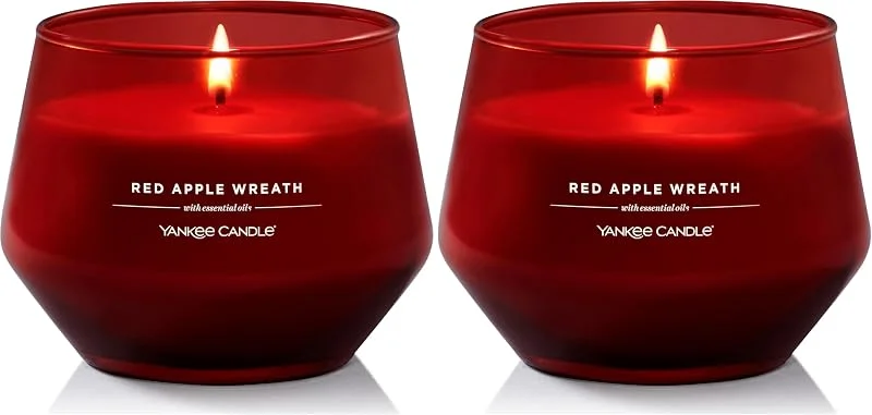 Besuche den Yankee Candle-Store Yankee Candle Studio Duftkerze, Mittelgroße Kerze Red Apple Wreath, Lang brennende Kerzen: 35-50 Stunden, Stilvoll designtes Glas mit rotem Wachs, Perfekte Geschenke für Frauen und Mütter — Kerzenlicht Abendessen