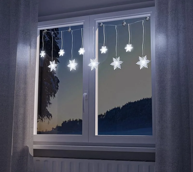 Besuche den Spetebo-Store Spetebo Schneeflocken Lichterkette mit 10 LED in kalt weiß - 135 cm - inkl. Saugnäpfe mit Haken - Weihnachtsdeko Winterdeo für Fenster und Wand Batterie betrieben — Weihnachtsbeleuchtung