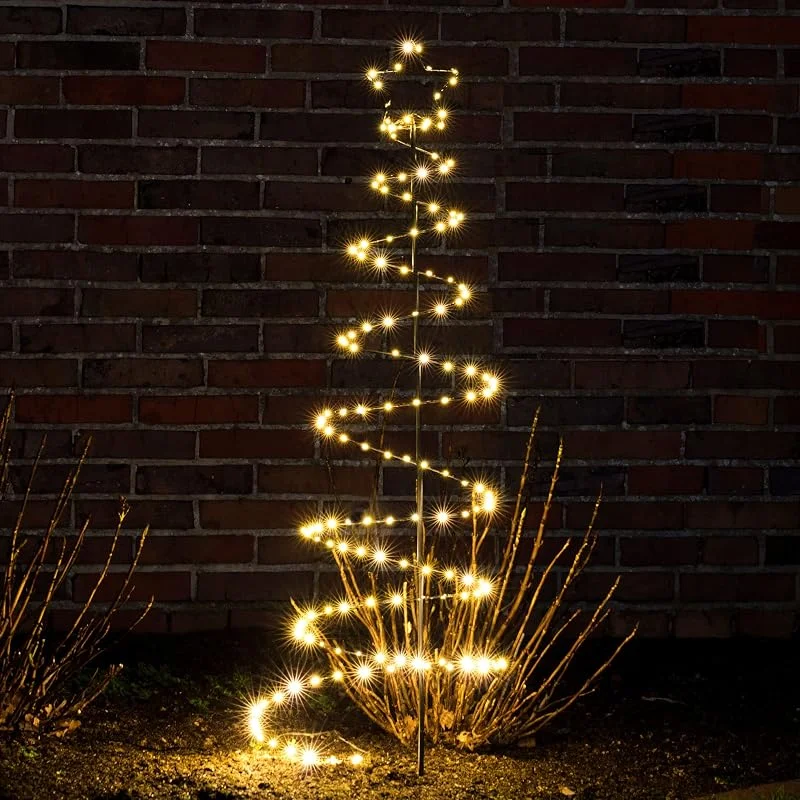 Besuche den Spetebo-Store Spetebo LED Spiral Tannenbaum Gartenstecker - 130 cm - Deko Weihnachtsbaum mit Lichterkette - Außen Garten Weihnachtsdeko mit Strom Stecker — Weihnachtsbeleuchtung
