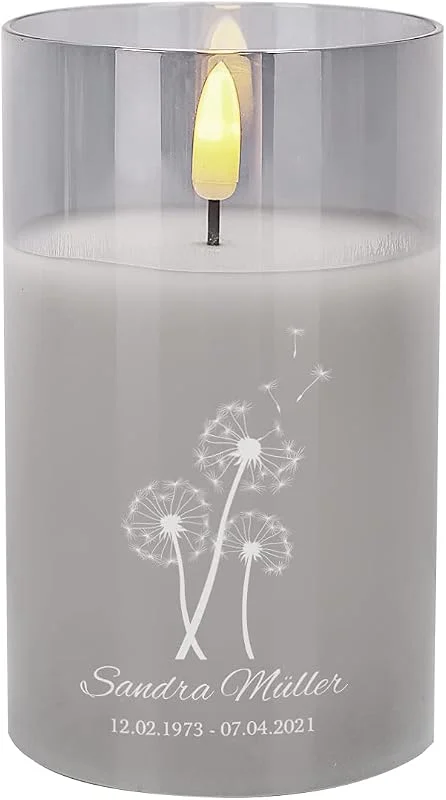 Besuche den Herz & Heim-Store Herz & Heim® LED Kerze als Trauerkerze zur Erinnerung mit Namen und Daten Pusteblumen — Kerzenlicht Abendessen