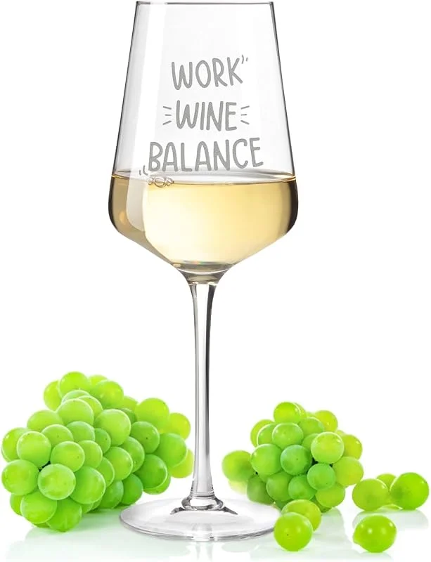 Besuche den GRAVURZEILE-Store GRAVURZEILE Weißweinglas mit Gravur - Work Wine Balance - Lustige Geschenke mit Spruch - Geschenk für Weinliebhaber - Geschenk für Frauen & Männer — Wein und Festtafel