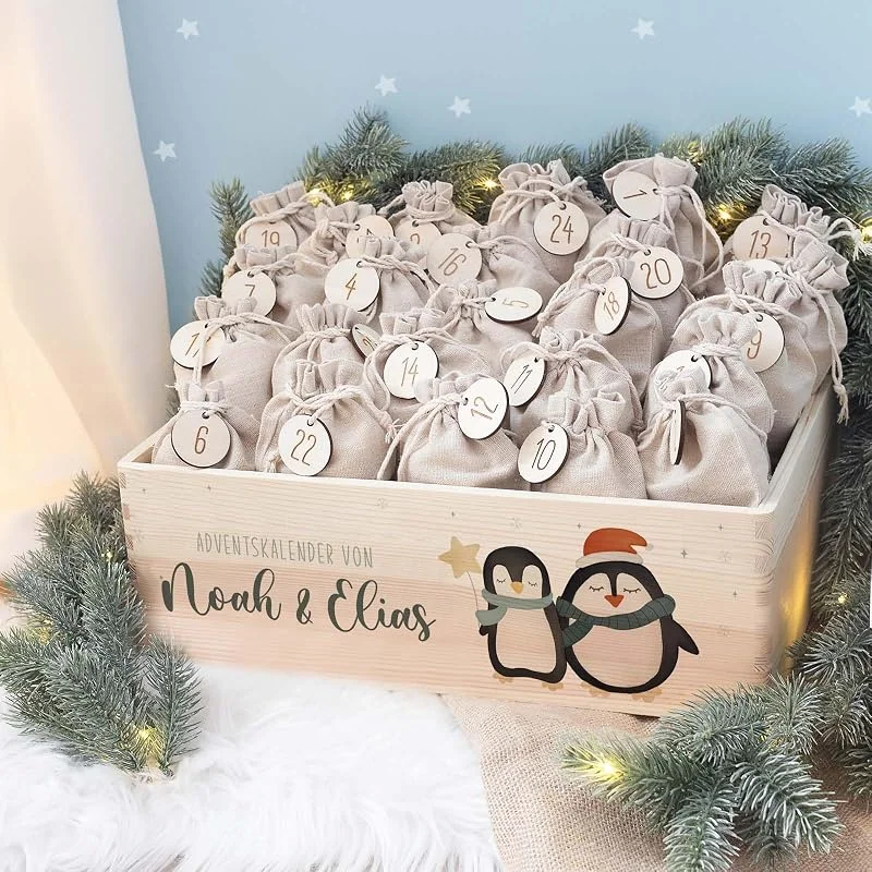 Besuche den hellomini-Store Personalisierte Adventskiste - Adventskalender aus Holz mit Namen - Aquarell Druck Kalender DIY für Geschwister - Weihnachtskalender für Kinder - hellomini (Pinguine Geschwister, Paare) — Advent und Tisch