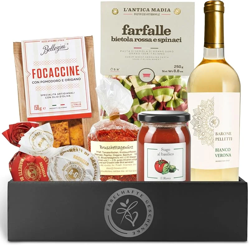 Besuche den FABELHAFTE GESCHENKE-Store Präsentkorb Italia mit italienischem Weißwein, Pasta, Sugo, Focaccine, Gewürzmischung und Amaretti, für einen italienischen Abend zu zweit, Ein Weingeschenkset für Männer und Frauen — Wein und Festtafel
