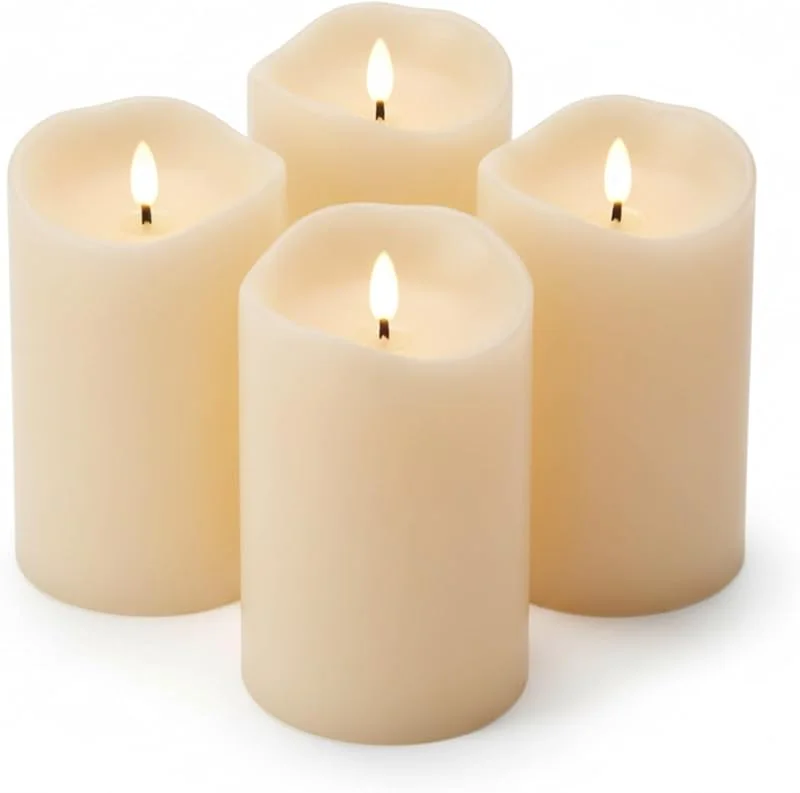 Besuche den ToCi-Store ToCi 4 x LED Kerzen Creme Ø 7, 5 x 12, 5 cm – Flammenlose Echtwachskerzen mit Timer & schwarzem Docht - LED-Stumpenkerzen für Advent, Grablicht & Tischdeko - Batteriebetrieben — Weihnachtsbeleuchtung