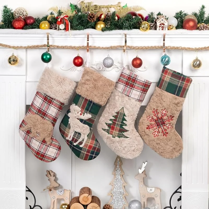 Besuche den Beyond Your Thoughts-Store Beyond Your Thoughts Nikolausstrumpf Weihnachtsstrumpf zum Befüllen & Aufhängen, Plüsch-Gitter Weihnachtsdekoration für Kamin, Weihnachtsbaum, Wand, Treppe, Rot und Schwarz, 4er Set