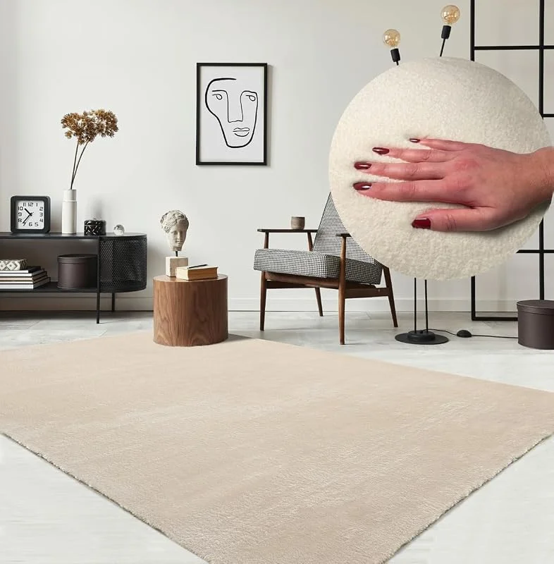 Besuche den the carpet-Store the carpet Relax kuscheliger Kurzflor Teppich, Anti-Rutsch Unterseite, Waschbar bis 30 Grad, Super Soft, Felloptik, Beige, 160 x 220 cm — Wein und Festtafel