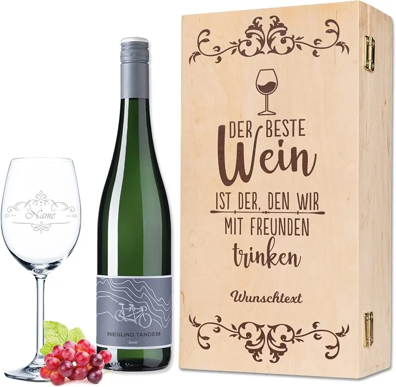 Besuche den GRAVURZEILE-Store GRAVURZEILE Weinglas mit Name - Der beste Wein ist der, den wir mit Freunden trinken - inkl. bedruckter Vintage Holzkiste & Riesling Tandem Weinflasche - Geschenk für beste Freunde & Freundin — Wein und Festtafel