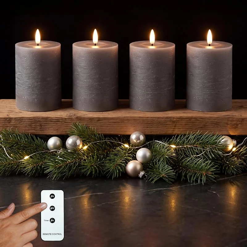 Besuche den INSPINOVIA-Store LED Echtwachs Kerzen 4er Set mit Fernbedienung & Timer, Weihnachtskerzen, Ideal für Adventskränze, Weihnachtsdeko, Adventskerzen (Grau, 4er Set, 10 cm) — Kerzenlicht Abendessen