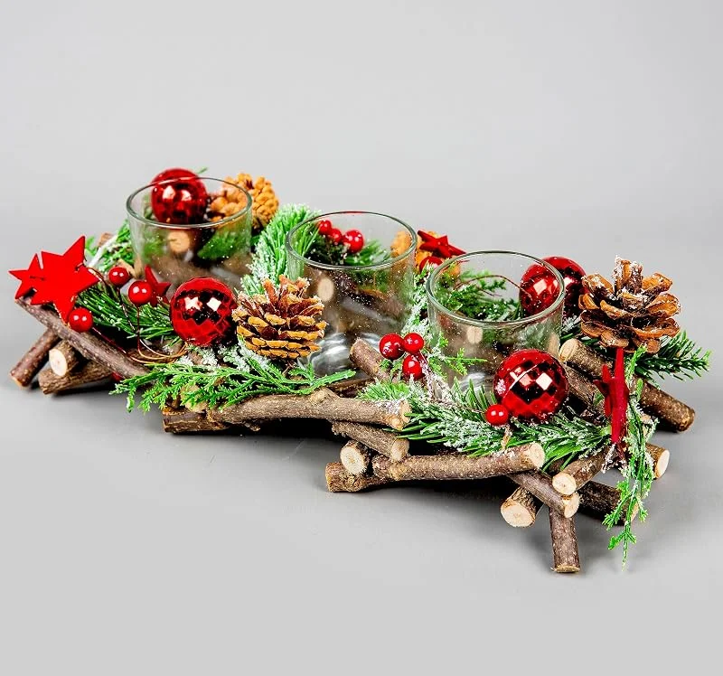 Marke: SHATCHI Teelichthalter, 28 cm, für 3 Kerzen, Holzzweige, verziert mit roten Kugeln, Beeren, Sternen, Laub, Tannenzapfen, Weihnachten, Tischdekoration — Kerzenlicht Abendessen