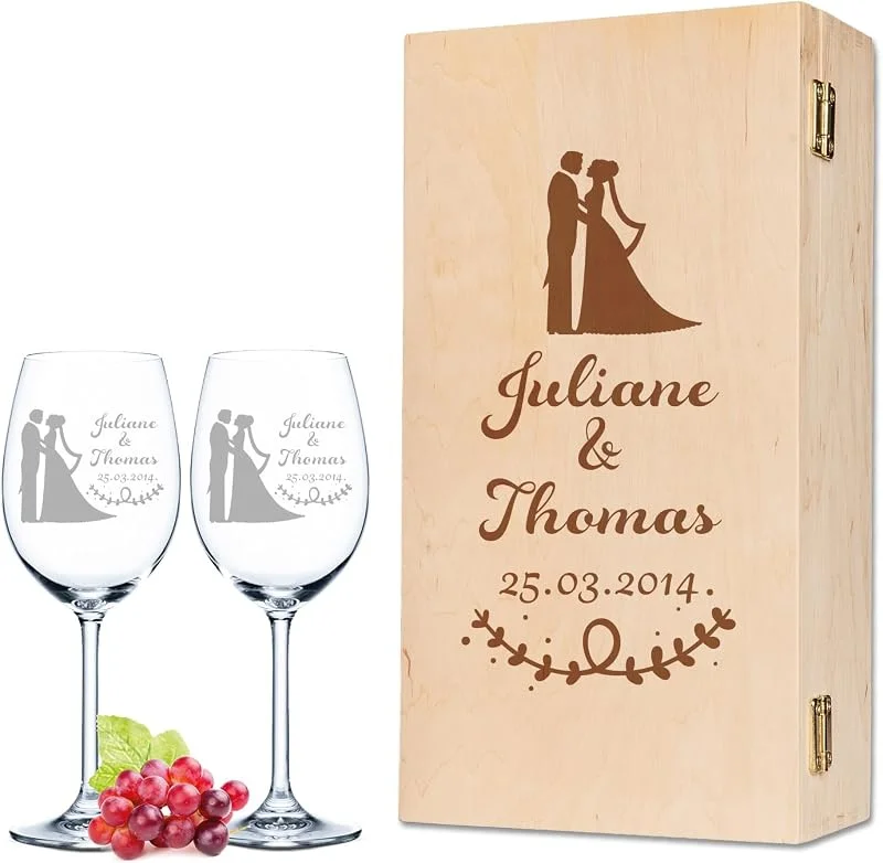 Besuche den GRAVURZEILE-Store GRAVURZEILE Weingläser - Brautpaar Design als Set - graviert mit Namen & Datum - inkl. Vintage Holzkiste - Geschenk für das Brautpaar zur Hochzeit, Verlobung & Jahrestag — Wein und Festtafel