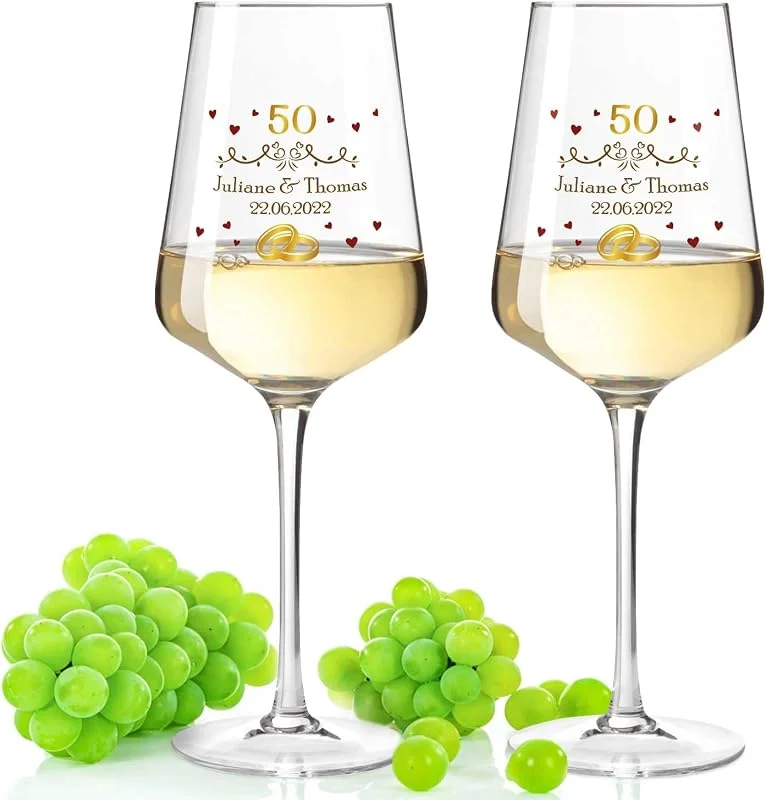 Besuche den GRAVURZEILE-Store GRAVURZEILE Weißweingläser - Goldene Hochzeit 50 Jahre - Personalisiert mit Namen & Datum - Geschenk für Sie & Ihn zur Hochzeit Verlobung Jahrestag — Wein und Festtafel