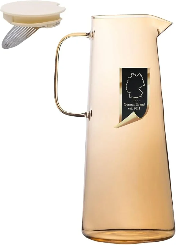 Besuche den INTIRILIFE-Store Intirilife Karaffe Kanne aus Glas in Amber - 1.7 Liter Füllmenge - Glas Wasser Krug mit Deckel und Sieb für Heiße und Kalte Getränke Tee Saft Limonade — Wein und Festtafel