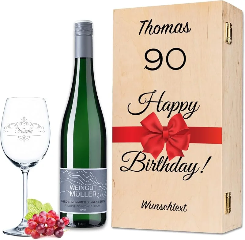 Besuche den GRAVURZEILE-Store GRAVURZEILE Weinglas mit Gravur - Happy Birthday 90 Jahre - Personalisiert mit Name & Text - inkl. Holzkiste & Flasche Wein von Riesling Tandem - Geschenk Set zum 90. Geburtstag für Sie & Ihn — Wein und Festtafel