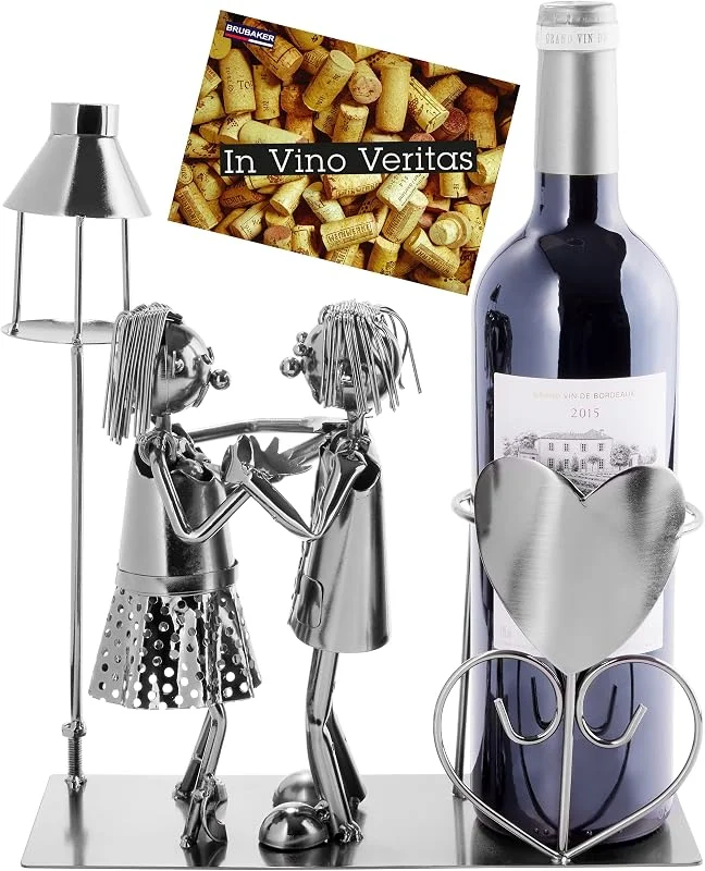 Besuche den BRUBAKER-Store BRUBAKER Weinflaschenhalter Liebespaar mit Laterne für Teelicht - Metall Skulptur Flaschenständer - 26, 5 cm - Wein Geschenk für Paare Paargeschenk - mit Grußkarte — Wein und Festtafel