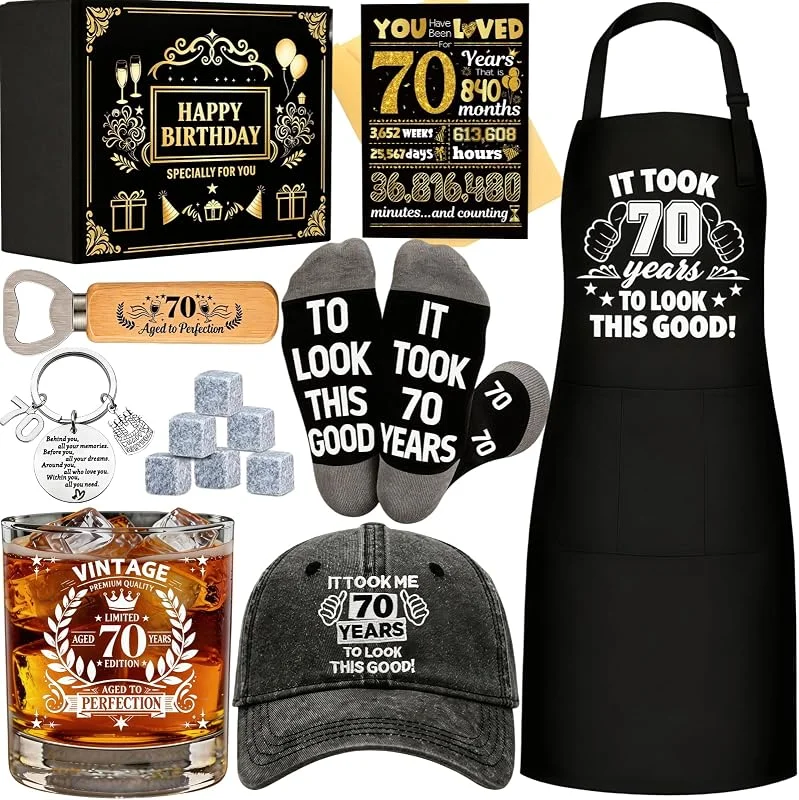 Marke: Obmyllax Whiskyglas-Set zum 70. Geburtstag, coole Geschenke für 70-jährige Männer mit 325 ml Whiskey-Glasschürze, Baseballkappe, Socke, Schlüsselanhänger, Flaschenöffner, Grußkarte für Ihn, Vater, Ehemann, Opa — Wein und Festtafel