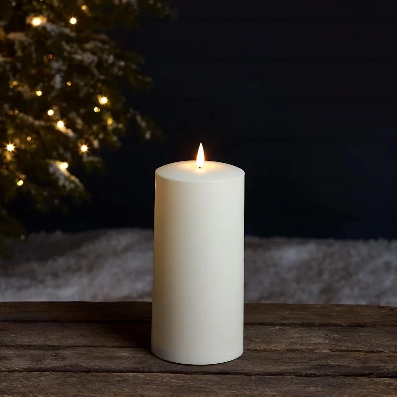 Besuche den Lights4fun-Store Lights4fun TruGlow® LED Kerze Stumpenkerze mit warmweißer flackernder LED Flamme und Timer Zeitschaltuhr batteriebetrieben für außen Outdoor Garten Balkon Terrasse Laternen 20 cm [Energieklasse A++] — Kerzenlicht Abendessen