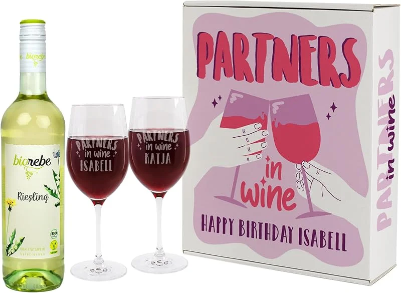 Besuche den Herz & Heim-Store Herz & Heim® Biorebe Bio-Wein Geschenkset -Partners in Wine- mit 2 Gläsern, 1 Flasche Wein & Geschenkverpackung mit Wunschnamen und -text Weiß — Wein und Festtafel