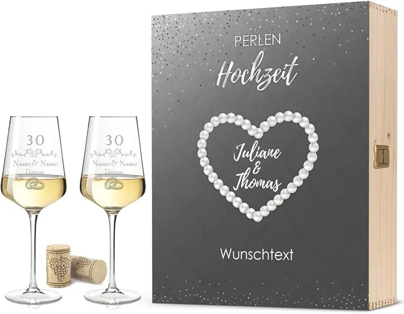 Besuche den GRAVURZEILE-Store GRAVURZEILE Weingläser mit Gravur - Perlenhochzeit - Personalisiert mit Namen & Datum inkl. Holzkiste - Geschenk zur Hochzeit Verlobung Jahrestag — Wein und Festtafel