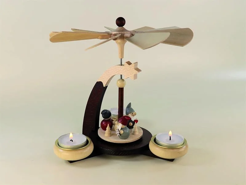 Marke: Kunsthandwerk Ullrich Tischpyramide Wichtel bunt BxH 19, 5x19cm NEU Holzpyramide Tischdekoration Dekoration Weihnachten Wärmespiel Lichter Figur Edelholz Seiffen Erzgebirge Holz Flügel Kerzen — Weihnachtsdeko