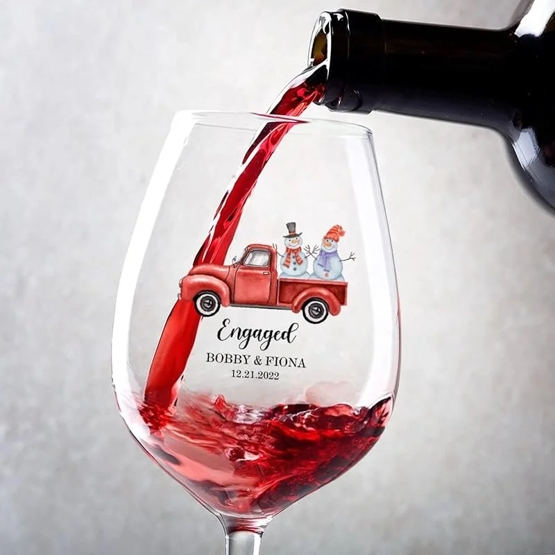 Marke: Rimego Our First Christmas Engaged Ornament 2023 Weinglas Kelch, 325 ml Rotweinglas Set mit 2 lustigen Weingläsern individuelle Weingeschenke für Frauen und Männer zum Geburtstag, Weihnachten und — Wein und Festtafel