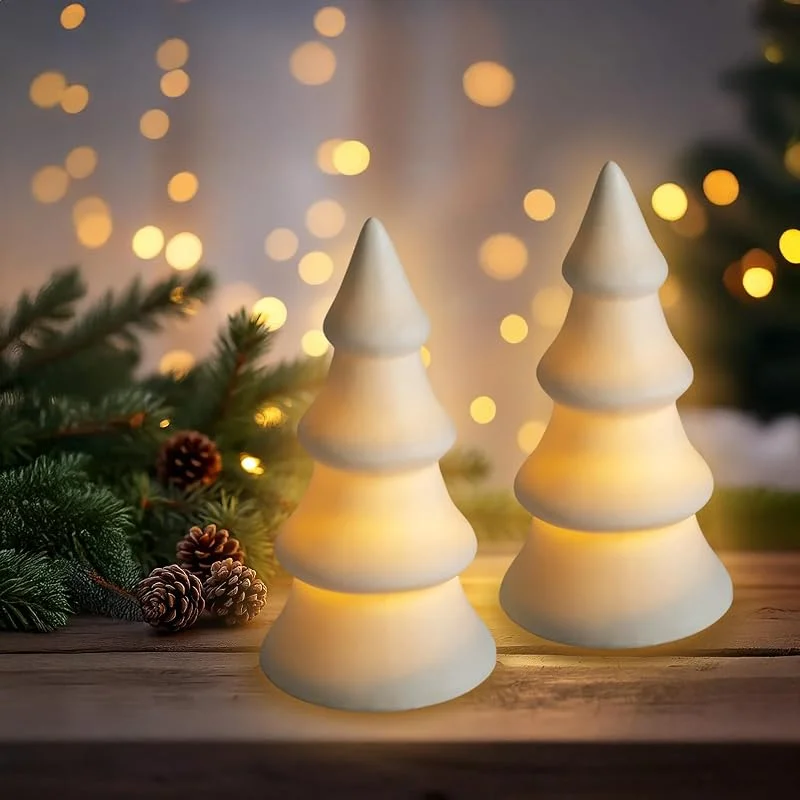 Besuche den Spetebo-Store Spetebo LED Keramik Weihnachtsbaum warm weiß 13 cm - 2er Set - Dekofigur Tannenbaum mit Beleuchtung - Weihnachts Tischdeko Aufsteller Winterwald Weihnachtsdeko Stimmungslicht — Advent und Tisch