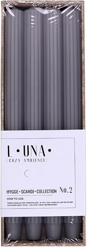 Besuche den DONAU HOME-Store Set Lange Stabkerzen Gerippt, Grau, 4 Stück, 30 x Ø 2, 50 cm Unparfümiert, Geriffelte Stabkerzen, Tafelkerzen zur Dekoration im Wohnzimmer, Bad, 10 Stunden Brenndauer, Leuchterkerzen — Kerzenlicht Abendessen