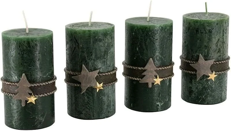 Besuche den Klocke Kerzen-Store Adventskerzen mit Motiven – 4er Set - Rustikale Oberfläche - Kerzen, Stumpenkerzen für Weihnachtskranz, Adventskranz - Weihnachten (Jägergrün, Höhe 11 cm, Ø 6 cm), Unparfümiert — Advent und Tisch