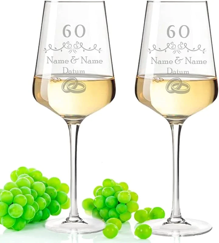 Besuche den GRAVURZEILE-Store GRAVURZEILE Weißweingläser mit Gravur - Diamantene Hochzeit 60 Jahre - Personalisiert mit Namen & Datum - Geschenk für Sie & Ihn zur Hochzeit Verlobung Jahrestag — Wein und Festtafel